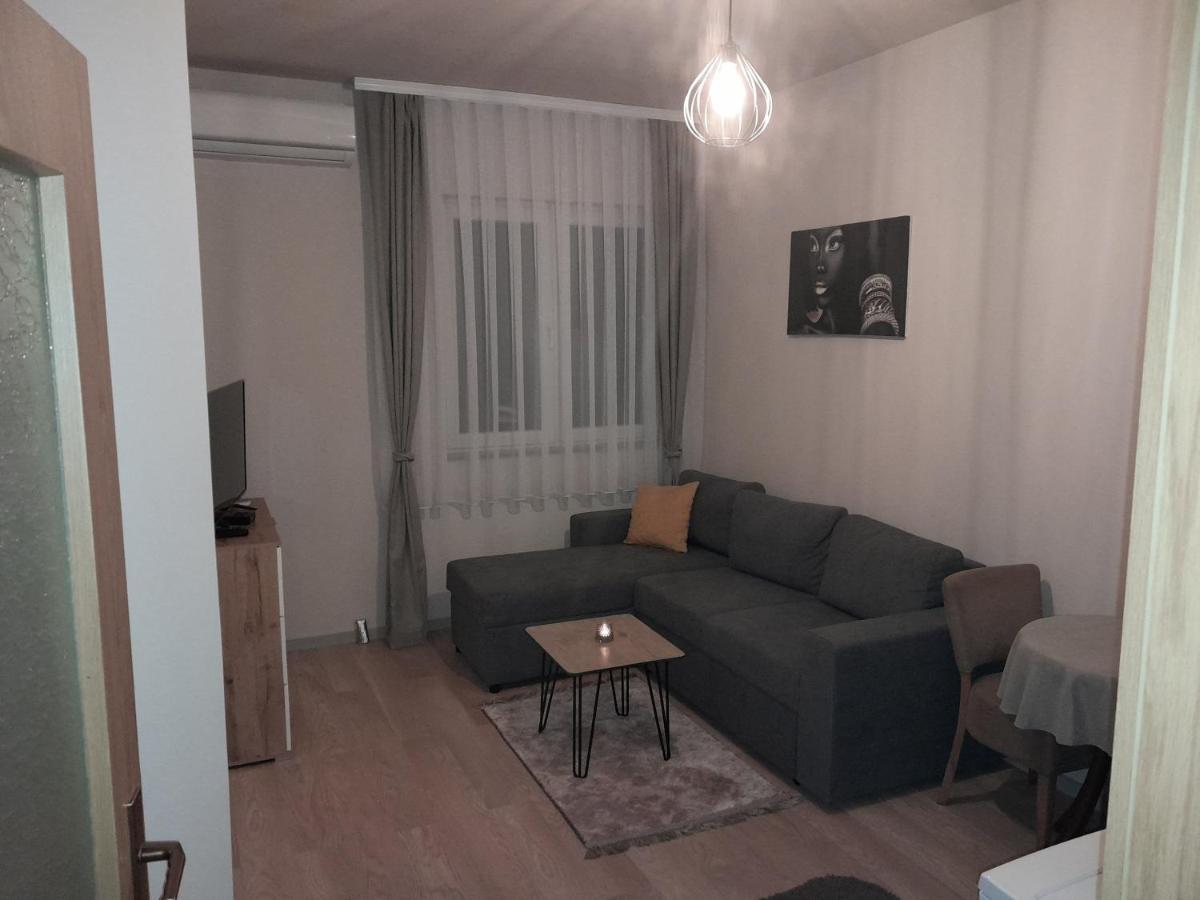 Gray Apartament 2 พริสตีนา ภายนอก รูปภาพ