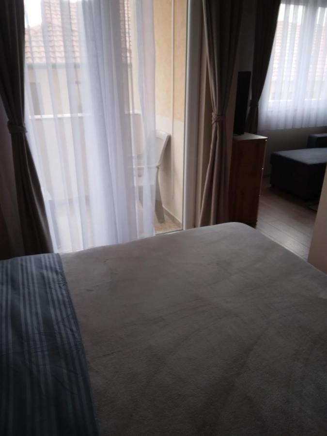 Gray Apartament 2 พริสตีนา ภายนอก รูปภาพ