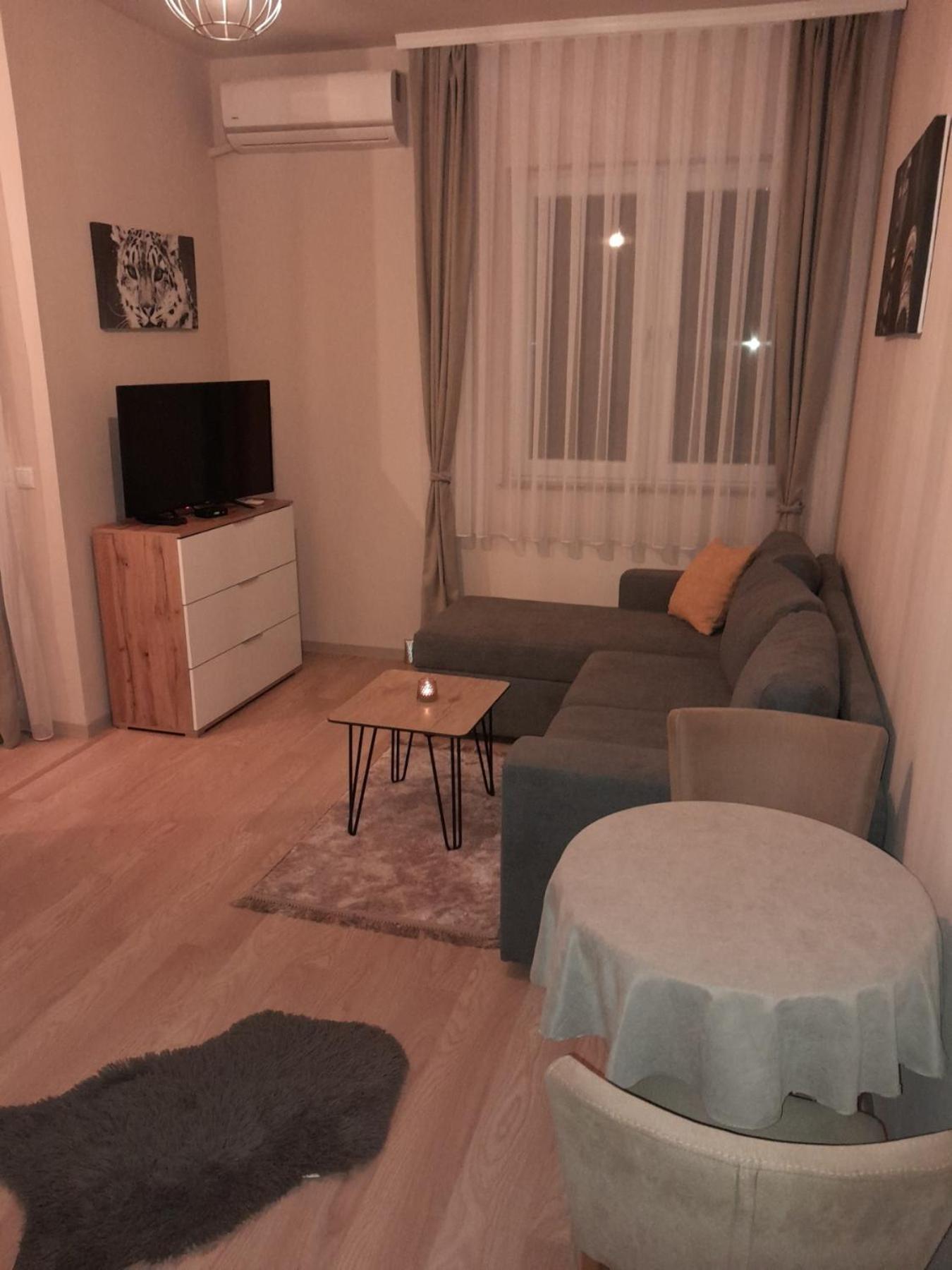 Gray Apartament 2 พริสตีนา ภายนอก รูปภาพ